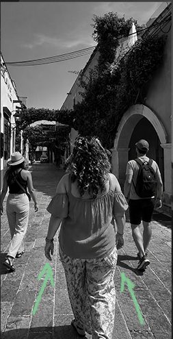 Grupo caminando por una calle empedrada de Tequisquiapan