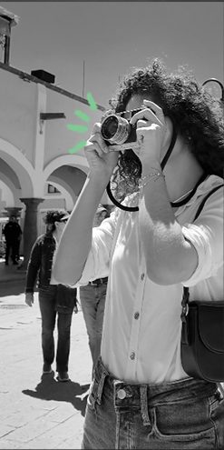 Mujer disparando una cámara de 35mm en la calle