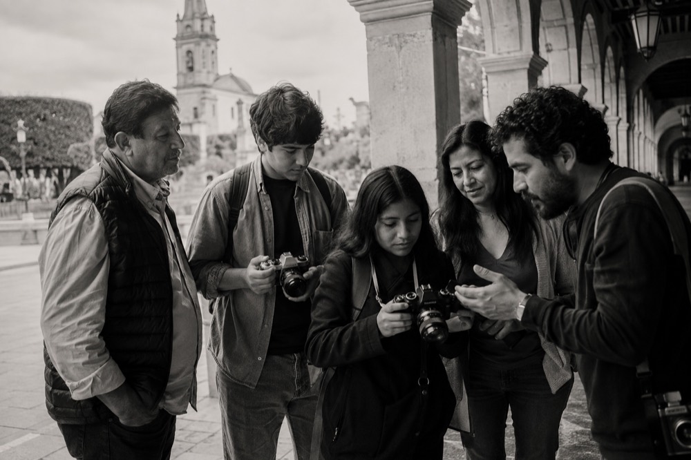Grupo revisando sus cámaras durante el recorrido (imagen ilustrativa)